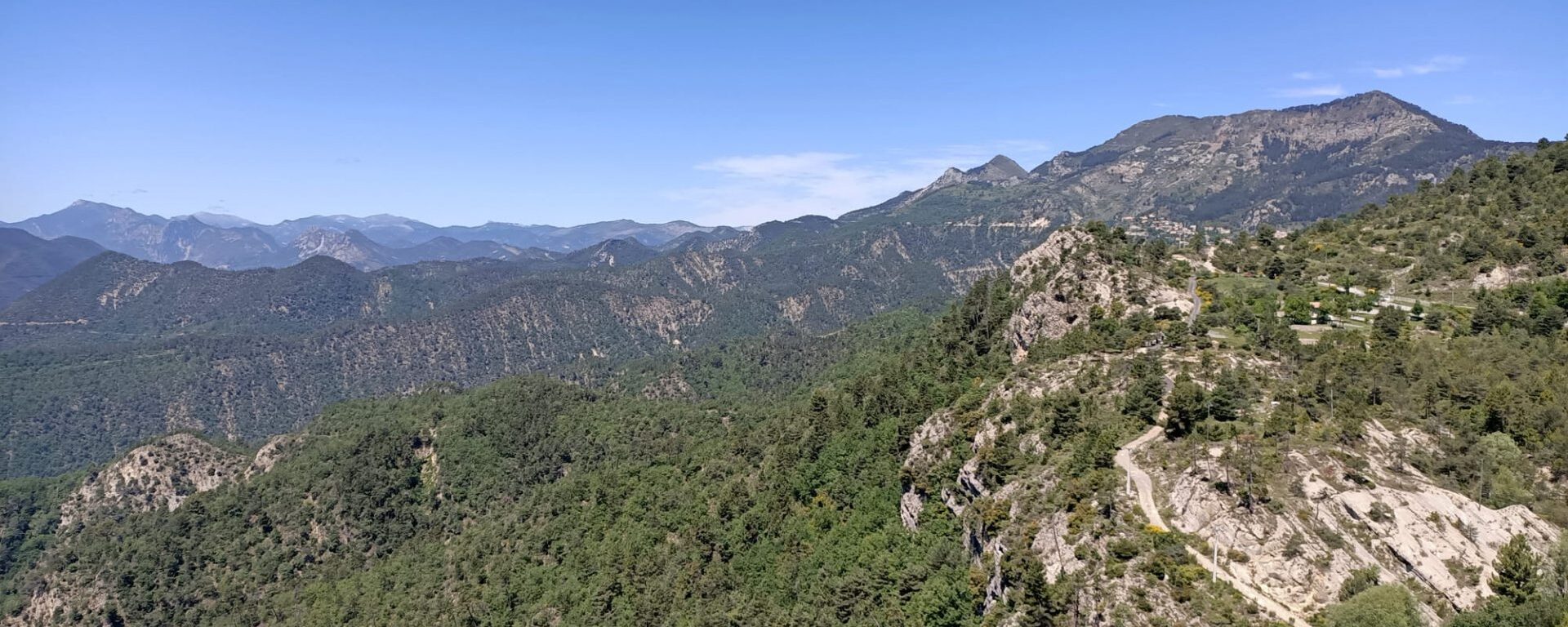 30-route-entre-ascros-et-toudon-aspect-ratio-2000-800