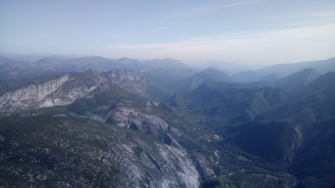 Vue sur la vallée de l'Estéron depuis le sommet du Mont Saint Martin