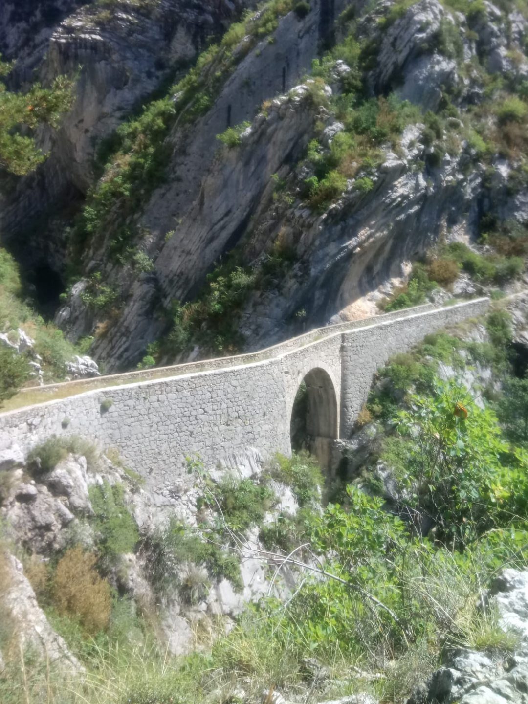 Le pont du Riolan sur l'itinéraire de reandonnée qui monte au Mont Saint Martin