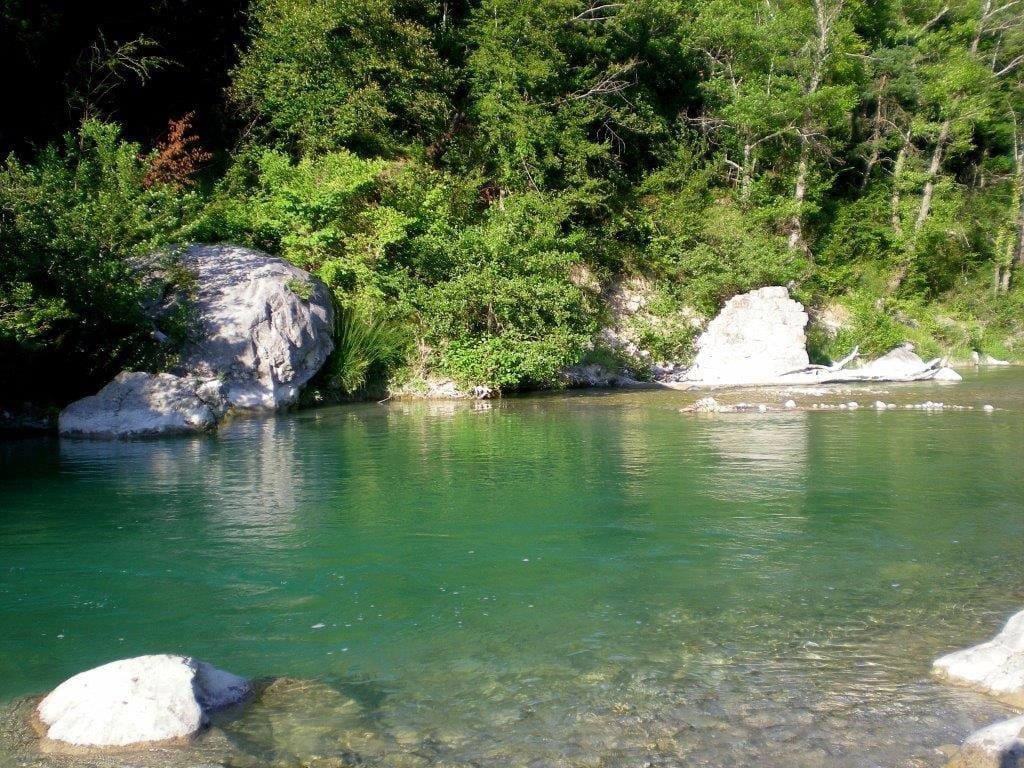 la rivière estéron au niveau du Parc départemental de L'estéron