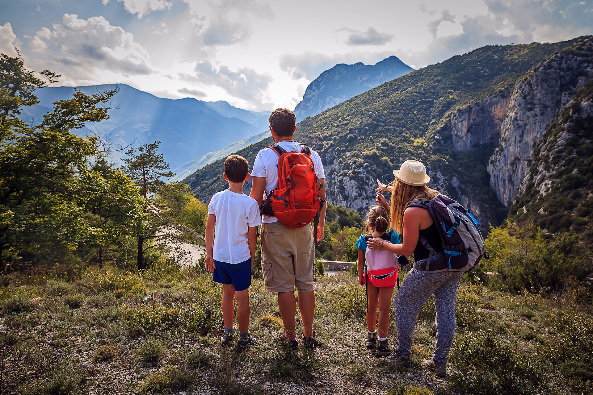 Prestations-Activité-de-pleine-nature_Loisirs_randonnée_famille3_Alpesdazur_2018©Clément-Lelièvre.jpeg