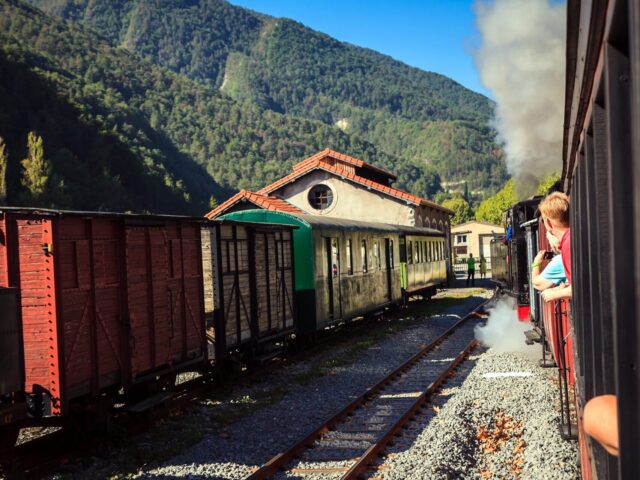Le train des Pignes à vapeur : insolite voyage dans le temps.