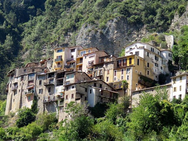 Touët sur Var : découverte du Haut Village et de ses portes peintes