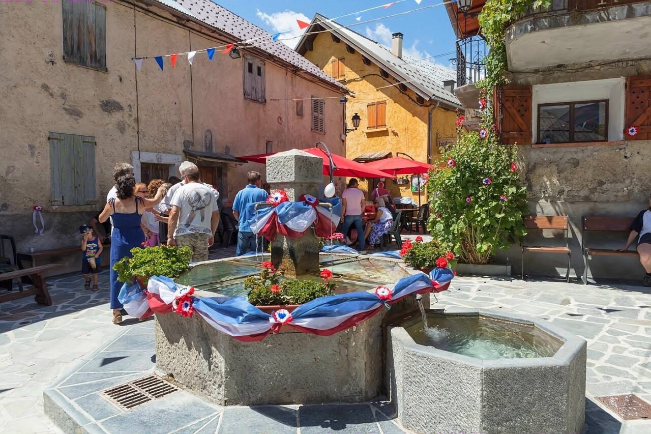 Chateauneuf d_Entraunes-place-fête_JP Champoussin