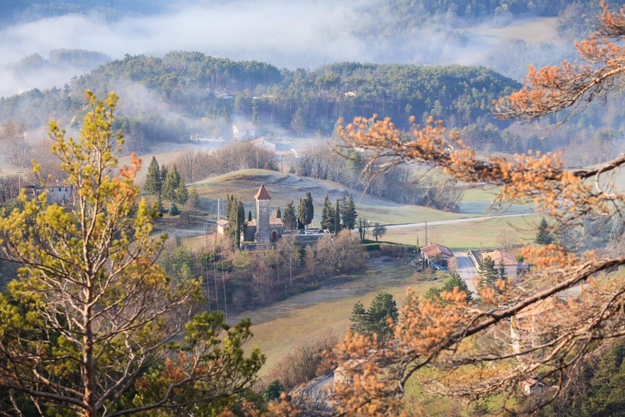 Patrimoine-culturel-et-architectural_La-Penne_village-paysage-brume_Alpesdazur_2018©Clément-Lelièvre.jpeg