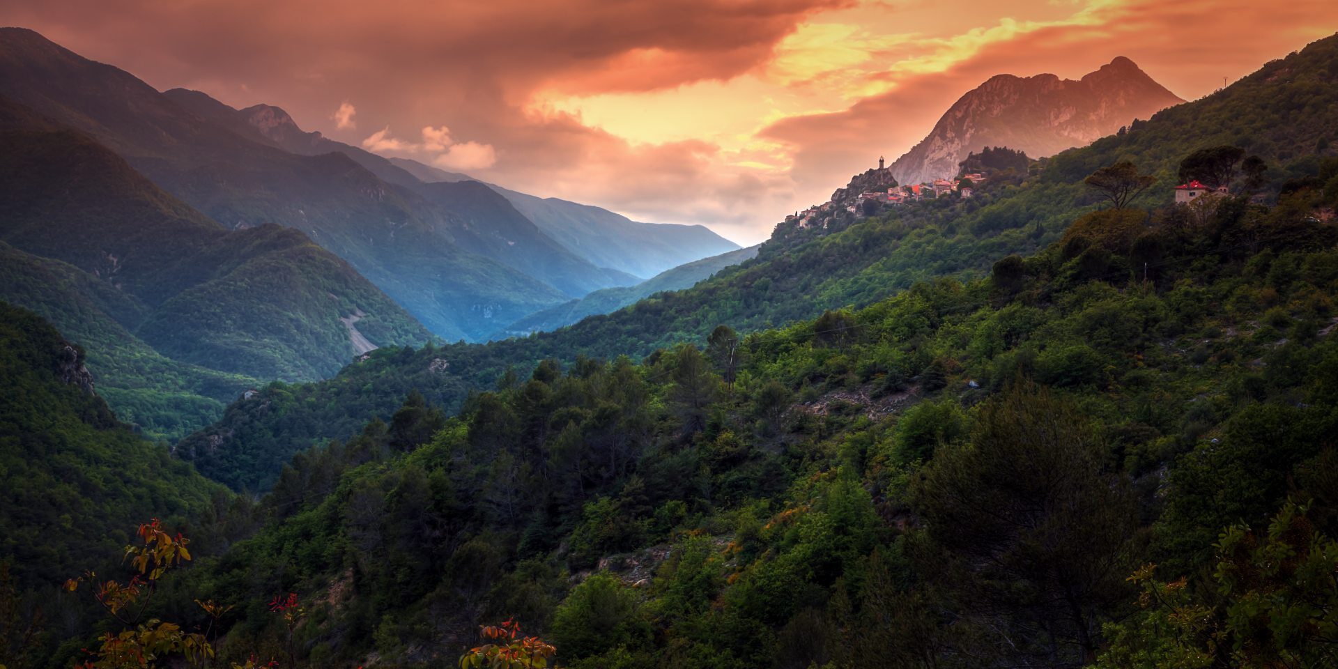 patrimoine-culturel-et-architectural_sigale_village-paysage-coucher-de-soleil2_alpesdazur_2018clement-lelievrejpeg-aspect-ratio-2000-1000