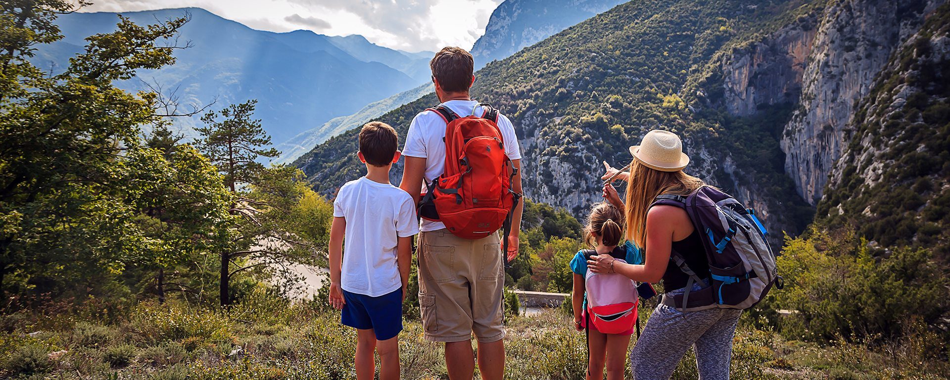 prestations-activite-de-pleine-nature_loisirs_randonnee_famille3_alpesdazur_2018clement-lelievrejpeg-aspect-ratio-2000-800
