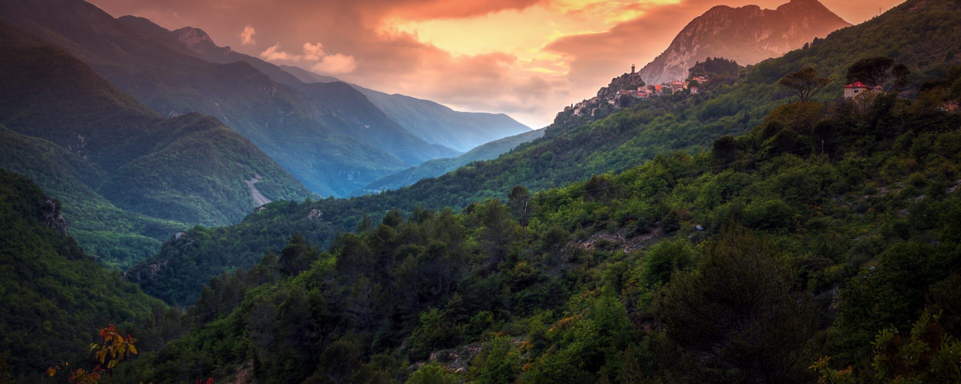 patrimoine-culturel-et-architectural_sigale_village-paysage-coucher-de-soleil2_alpesdazur_2018clement-lelievrejpeg-aspect-ratio-2000-800