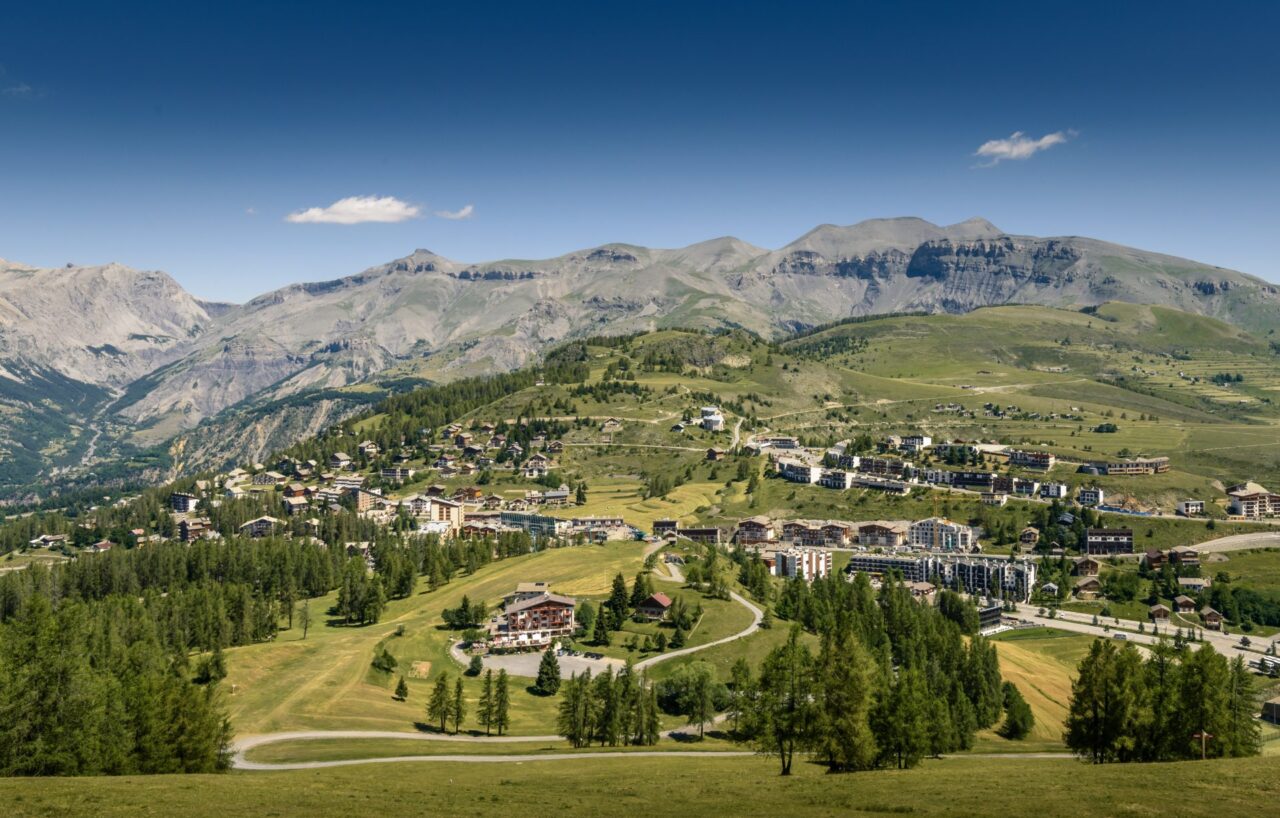 Valberg - vue village depuis la Croix du Sapet @OT Valberg(1)